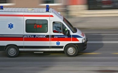 Bebisiterka i dijete u kolicima ispali iz tramvaja