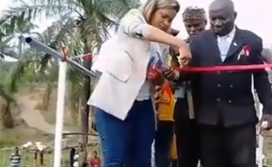 U Kongu se srušio tek izgrađeni most dok je sječena svečana vrpca
