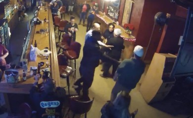 Otac i sin pretukli više osoba