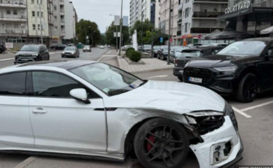 Pijana djevojka poršeom polupala parkirane automobile