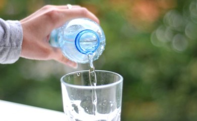 Uznemirujuća poruka se širi Hrvatskom: Sok i voda spaljuju jednjak?