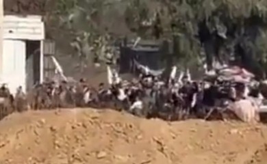 Civili poručuju da se predaju! Palestinci sa bijelim zastavama napuštaju Gazu