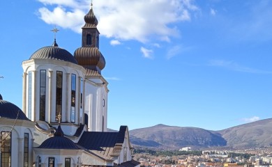 Eparhija zahumsko-hercegovačka osudila napad na Saborni hram i pozvala na podršku mostarskoj Crkvenoj zajednici