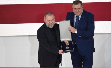 Dodik odlikovao Nikolu Kolju Pejakovića Ordenom časti sa zlatnim zracima