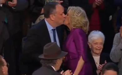 Bajdenova žena poljubila u usta muža američke potpredsjednice (VIDEO)