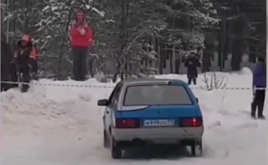 Djevojka pokazala grudi na reli trci, vozač izletio sa staze  (VIDEO)