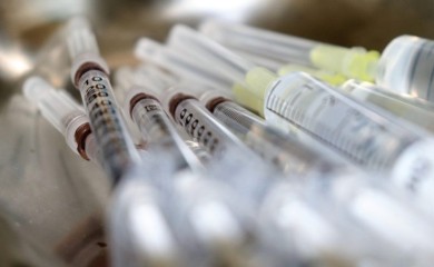 Astra Zeneka povlači vakcine protiv kovida