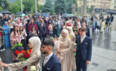 Maturanti banjalučke Medrese prodefilovali gradom: Svečana akademija u Banskom dvoru VIDEO