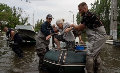 Prijavljene prve žrtve poplava u Hersonu nakon rušenja brane