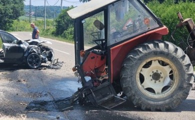 Sudar kod Doboja, prepolovljen traktor
