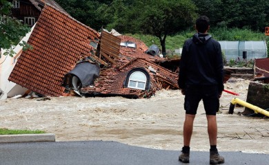 Kako voda razvije tako razornu snagu da ruši kuće i nosi automobile kao igračke