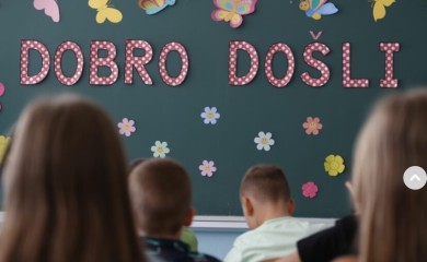 "Mama jesmo li mi SIROMAŠNI, reci mi iskreno" Tužno priznanje učenice (10) nakon povratka iz škole TJERA SUZE NA OČI