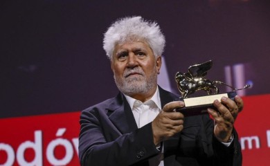 Zlatni lav za Almodovarov film “Susjedna soba”