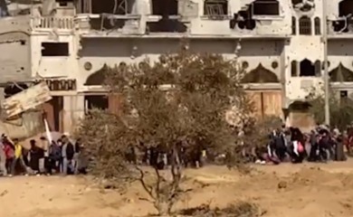 Snimci koji obilaze svijet: Civili sa bijelim zastavama bježe (VIDEO)