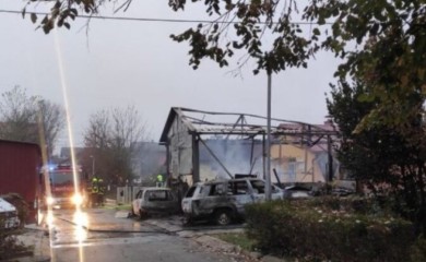 Vatra uništila nekoliko objekata i auta: Požar u Banjaluci lokalizovan, ima povrijeđenih