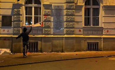 Opozicija tvrdi da su nerede tokom protesta u Novom Sadu pravili plaćenici SNS-a i Vučića