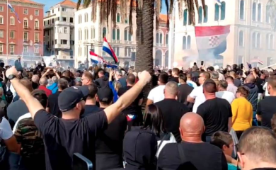 PROTESTI U SPLITU: Torcidaši i veterani poslije napada na Srbe razvili parolu: “Uz heroje do groba”