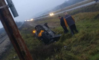 Voz "pokupio" automobil, vozilo završilo na livadi