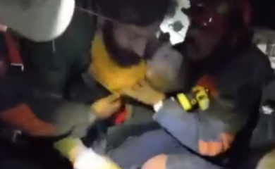 Spasioci u Turskoj izvukli bebu, preživjela pod ruševinama tri dana (VIDEO)