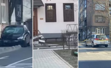 Automobilom se zabio u kapiju džamije