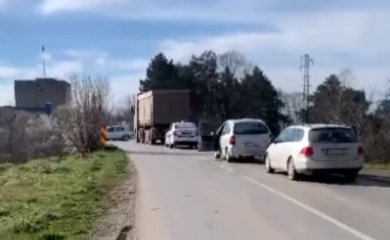 Poginula osoba na mostu, tijelo pokriveno čaršavom i dalje stoji na putu (VIDEO)