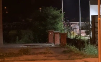 Okončana drama u Tuzli: Policija uhapsila golog i naoružanog muškarca