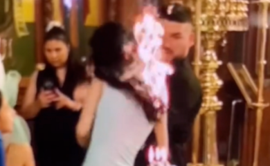 GORE MREŽE Kuma se zapalila u crkvi tokom krštenja, snimak postao viralan (VIDEO)