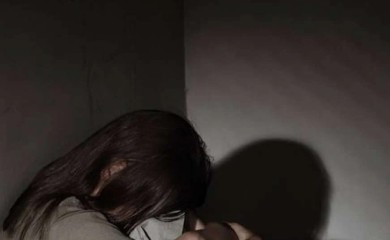 Preko maloljetne kćerke prijetio supruzi