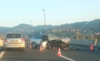 Četiri osobe povrijeđene u teškoj saobraćajnoj nesreći, intervenisali i vatrogasci