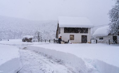 Snijeg zatrpao grad u Hrvatskoj