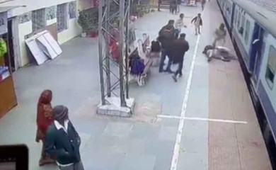 Visio sa voza u pokretu, spasio ga radnik (VIDEO)