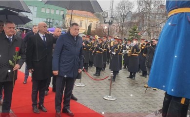 Dodik položio vijence na Spomenik srpskim braniocima Brčkog