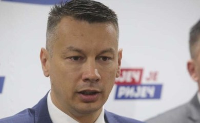 Nešić: Federalni MUP i Isak odmah da reaguju i procesuiraju lica koja su zapalila zastavu Srpske