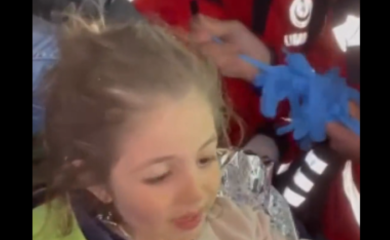 Djevojčica nakon izvlačenja ispod ruševina odbila vodu, njen odgovor nasmijao spasioce (VIDEO)