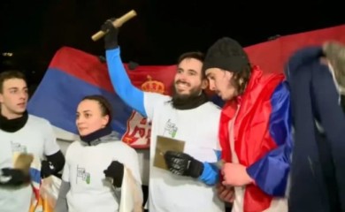 Pjevačica dočekala studente iz Kragujevca ispred Hrama Svetog Save: Savladale je emocije (FOTO)