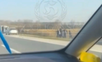 Žestoka tuča huligana na auto-putu, navijač ostao da leži nepomično (VIDEO)