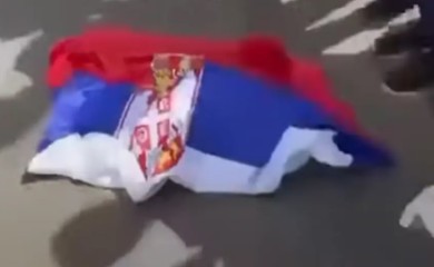 Skandal u školi u Švajcarskoj: Djeca gazila zastavu Srbije