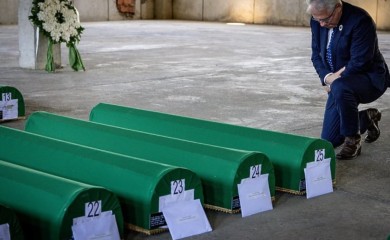 Marfi na koljenima odao počast žrtvama Srebrenice: Američki narod tuguje s vama