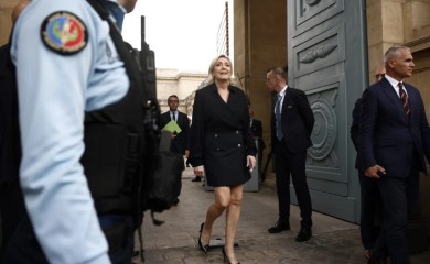 Le Pen: Francuska u ćorsokaku, niko ne zna odakle će doći premijer