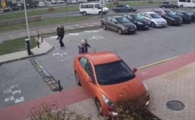 Jezive scene: Majka vozilom prešla preko sina VIDEO