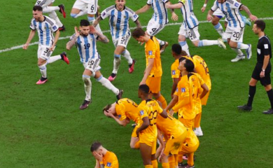 Nesportsko ponašanje: Argentinci se plazili fudbalerima Holandije i provocirali ih (VIDEO)