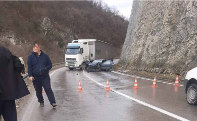 Automobil podletio pod kamion: Najmanje jedna osoba povrijeđena