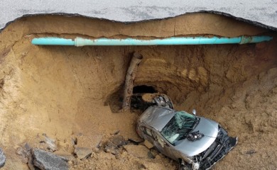 Džinovska rupa guta automobile