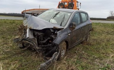 Roditelji sa bebom sletjeli autom u kanal