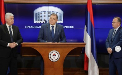 Ključa politička scena u BiH: SNSD grčevito čuva Špirića, Trojka se "pere", a HDZ čuva leđa Dodiku