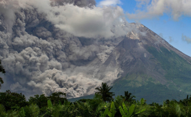 Erupcija vulkana Merapi u Indoneziji, potok lave dug oko 1,5 kilometar