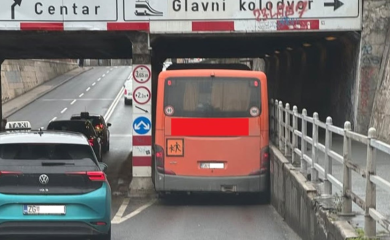 Autobus s djecom zapeo u podvožnjaku u Zagrebu: "Izvlačili su ih kroz prozore"