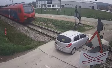 Voz u punoj brzini udario u auto: Žena poginula na pružnom prelazu UZNEMIRUJUĆI VIDEO