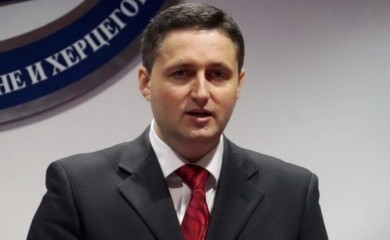 “Nije nikakav mirotvorac”: Bećirović optužio Vučića da je on “glavni problem u BiH”