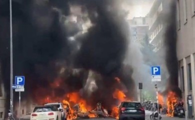Crni gusti dim diže se u nebo! Eksplozija u centru Milana, vozila u plamenu VIDEO